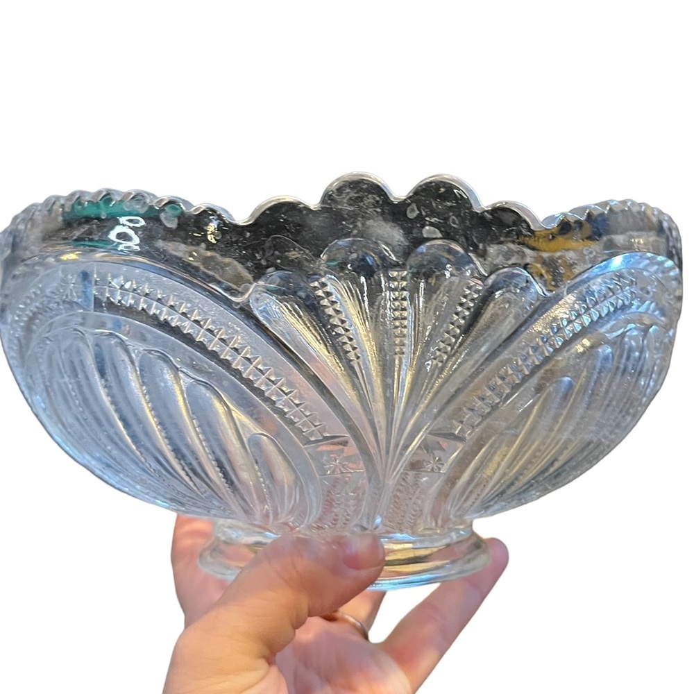 Large crystal bowl used with ding in base